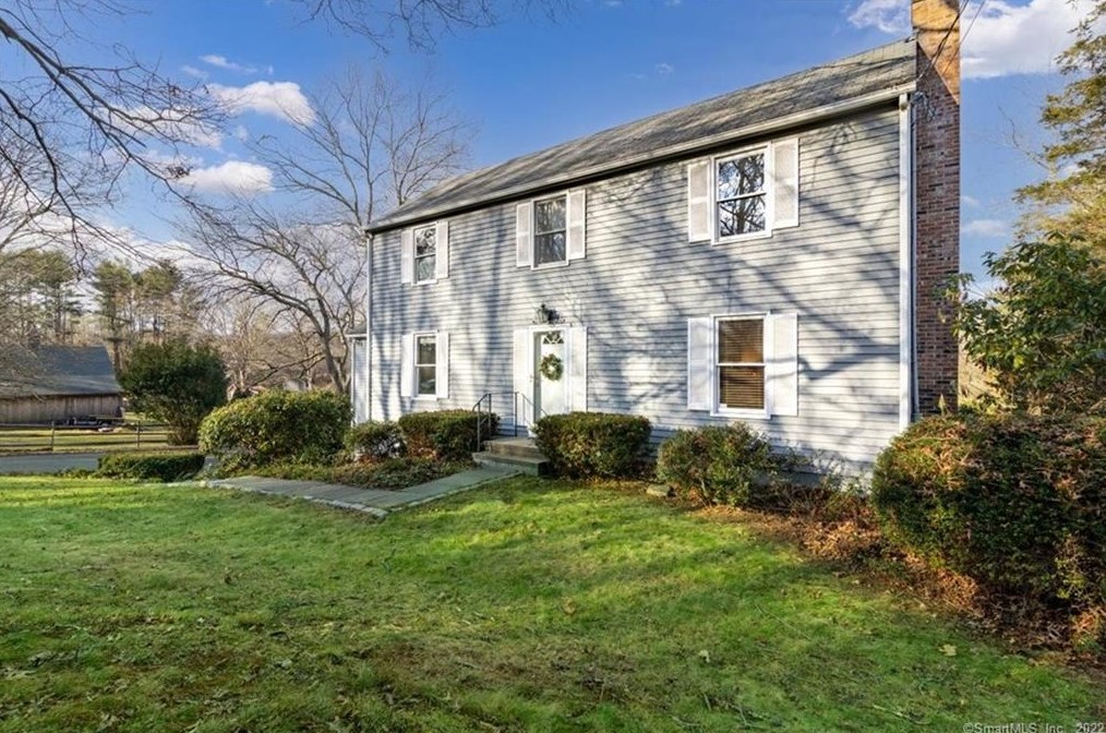 32 Pleasant Valley Rd, Clinton CT  06413-1205 exterior