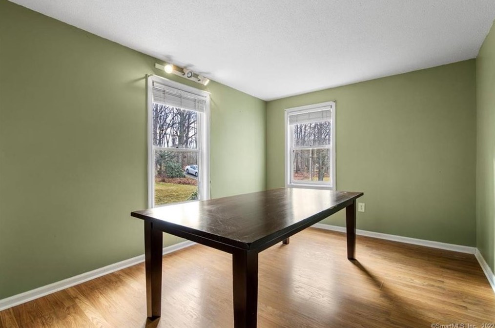 32 Pleasant Valley Rd, Clinton CT  06413-1205 exterior