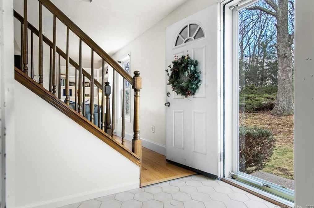 32 Pleasant Valley Rd, Clinton CT  06413-1205 exterior