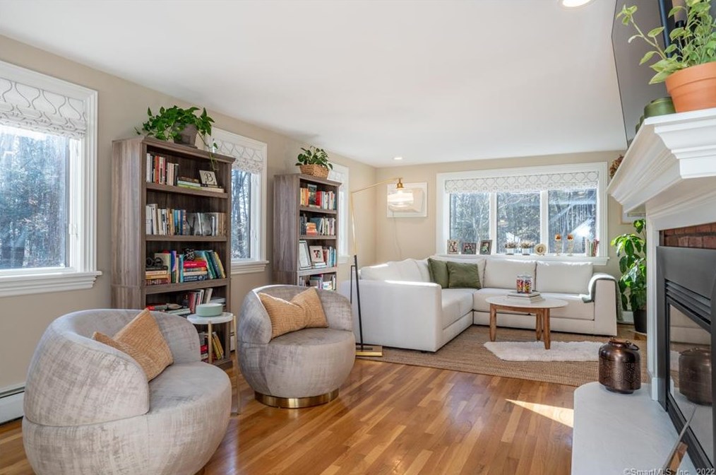 7 Oak Glen Ct, Simsbury CT  06070-2816 exterior