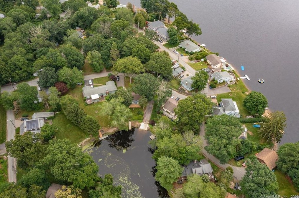 43 Lake Dr, Chesterfield CT  06370-1042 exterior