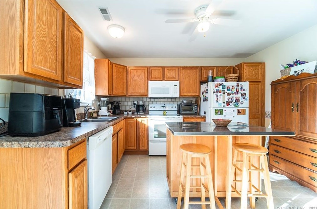 422 Jones Rd, Union City CT  06770-1533 exterior