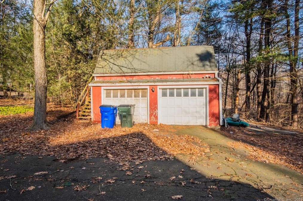 25 Butternut Ln, Watertown CT  06795-1424 exterior