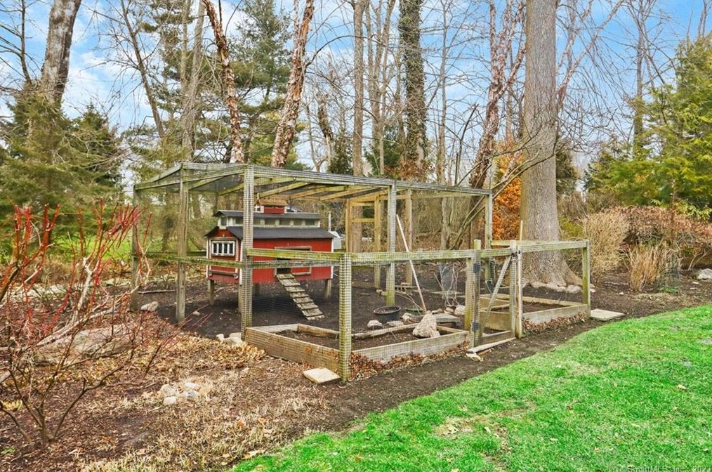 57 Nearwater Ln, Tokeneke CT  06820-5628 exterior