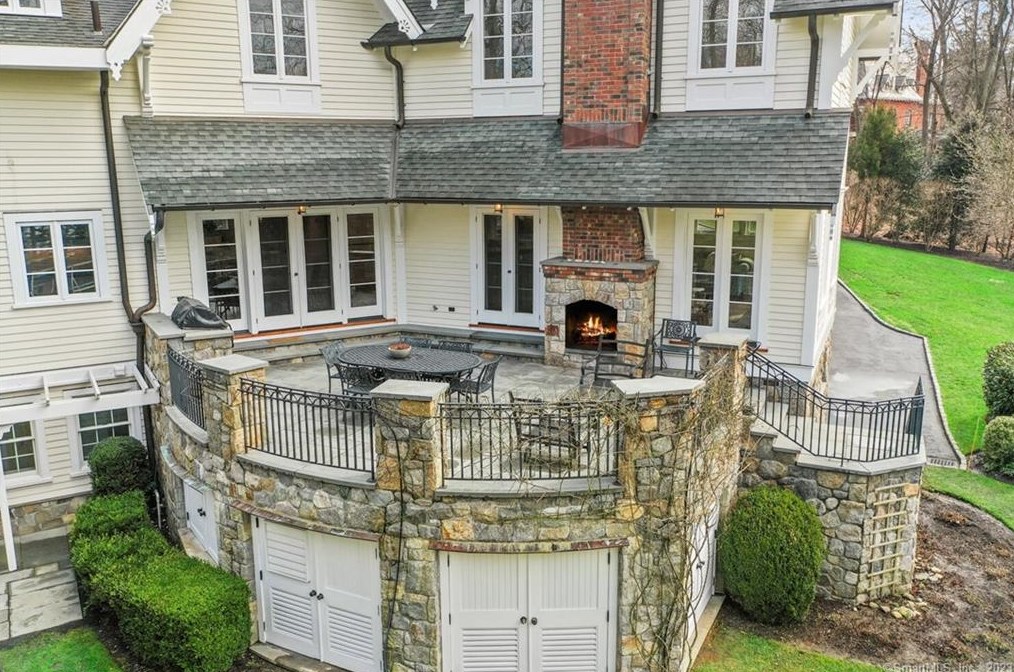 57 Nearwater Ln, Tokeneke CT  06820-5628 exterior