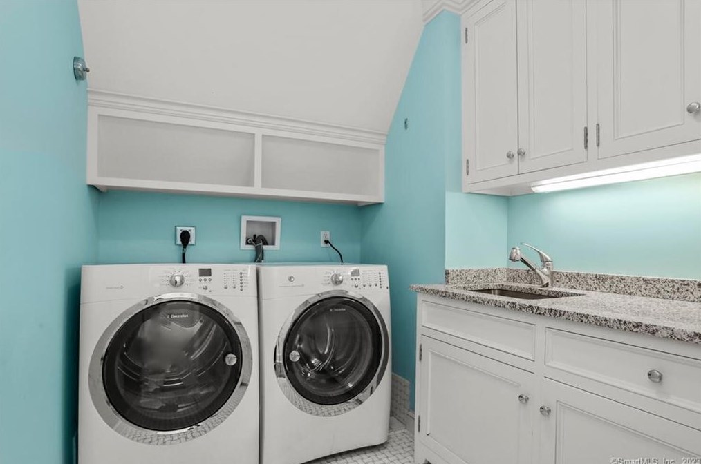 57 Nearwater Ln, Tokeneke CT  06820-5628 exterior