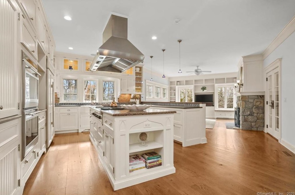 57 Nearwater Ln, Tokeneke CT  06820-5628 exterior