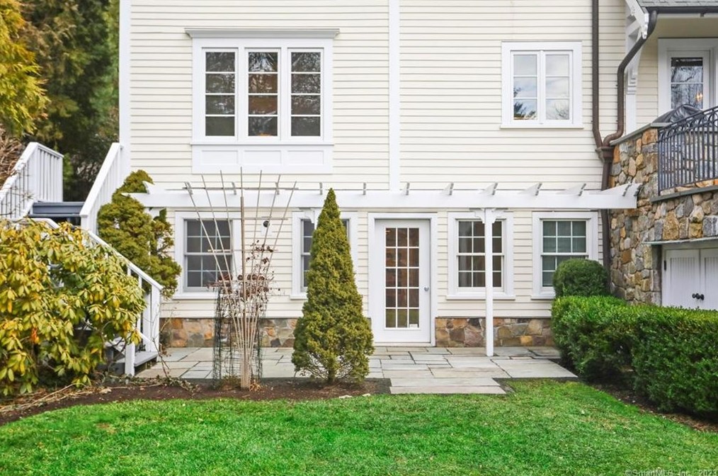 57 Nearwater Ln, Tokeneke CT  06820-5628 exterior