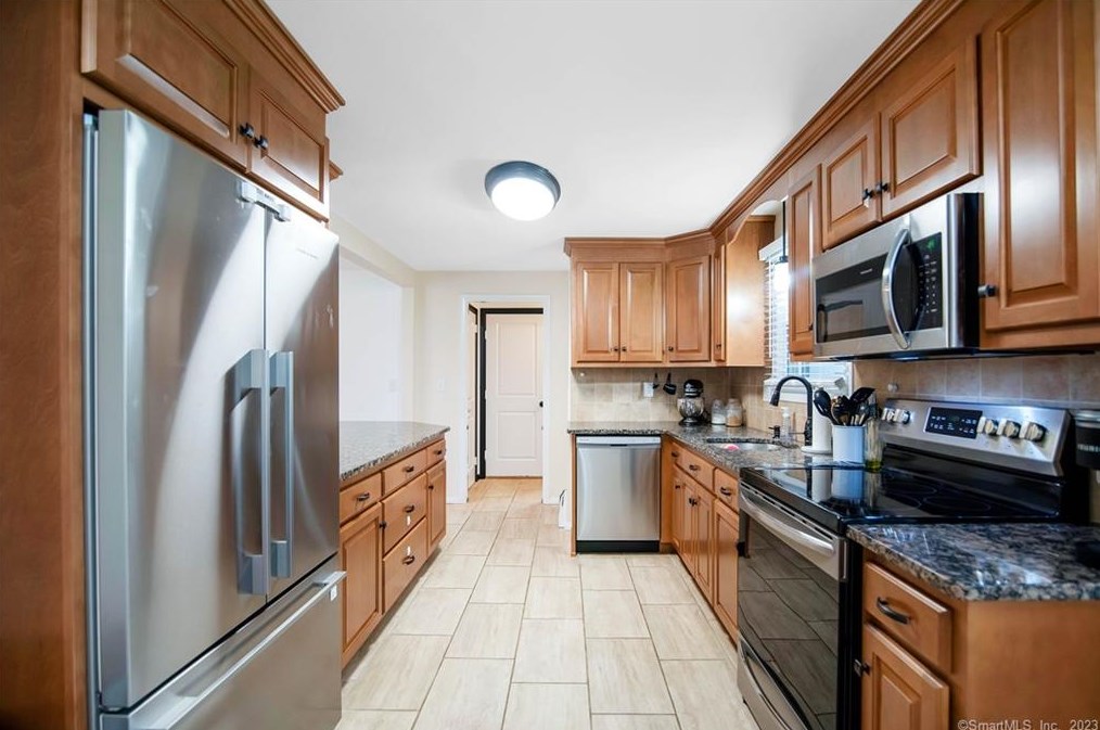 9 Janet Ln, Vernon CT  06066-3533 exterior