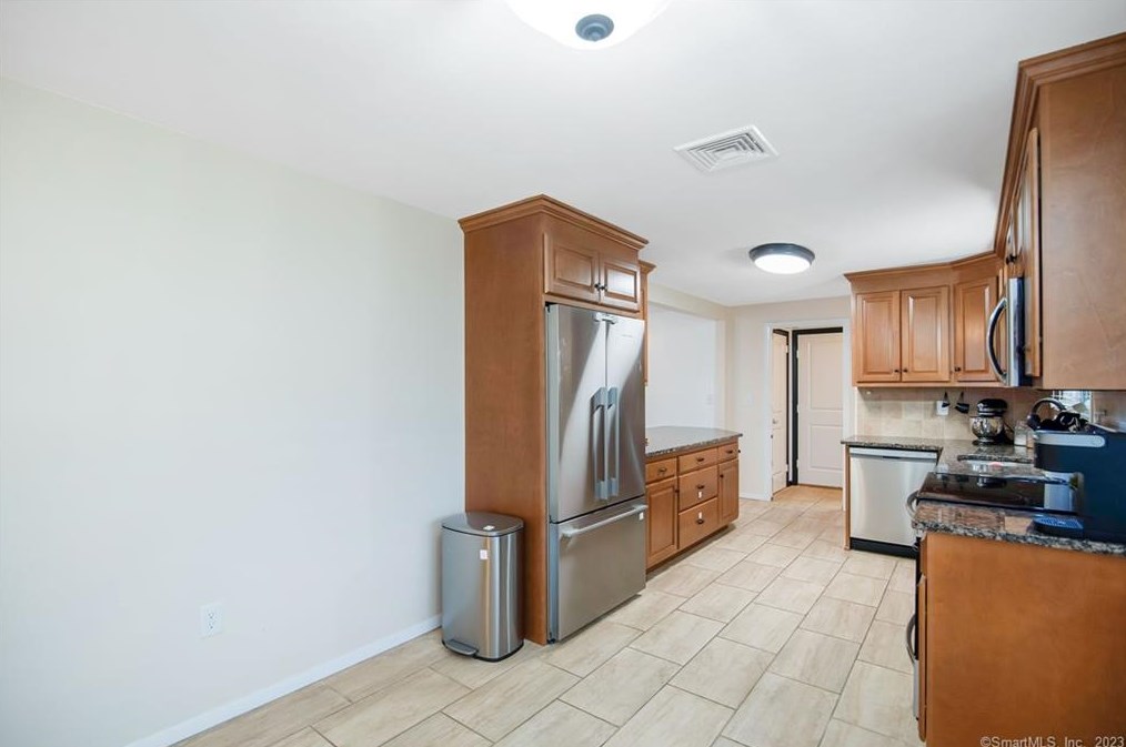 9 Janet Ln, Vernon CT  06066-3533 exterior