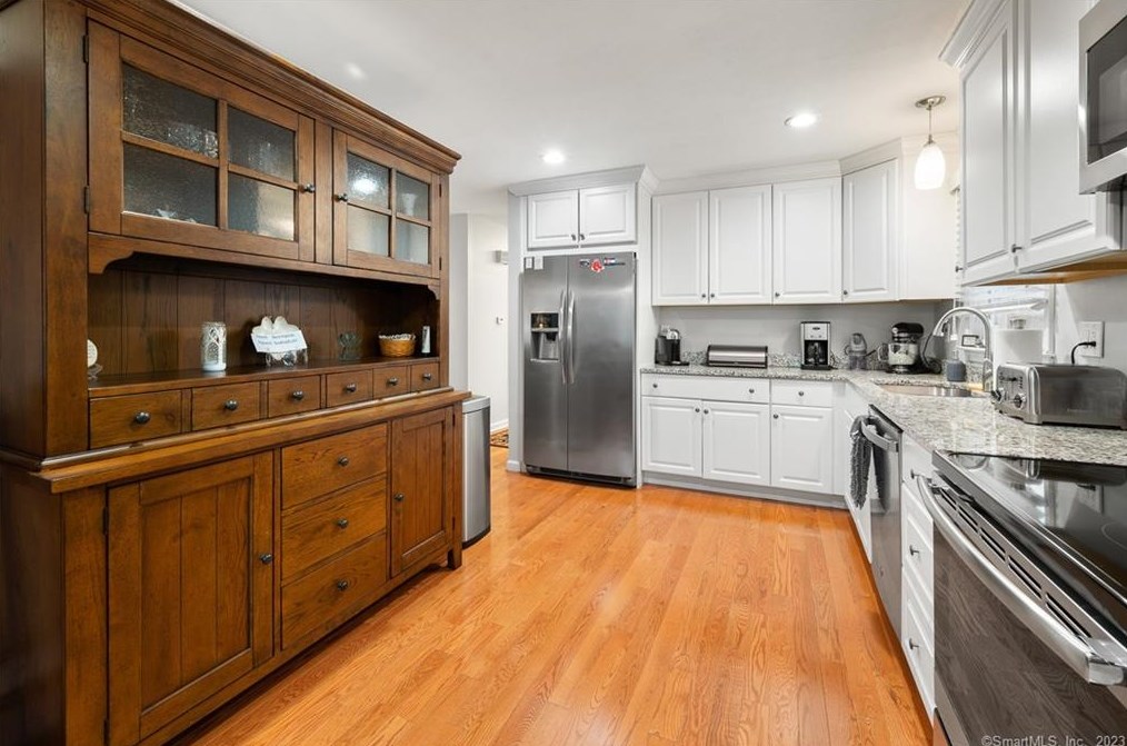 5 Alden Dr, Clinton CT  06413-1501 exterior