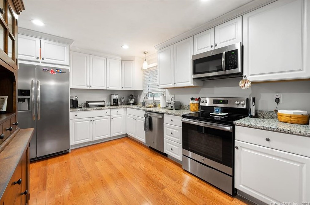 5 Alden Dr, Clinton CT  06413-1501 exterior