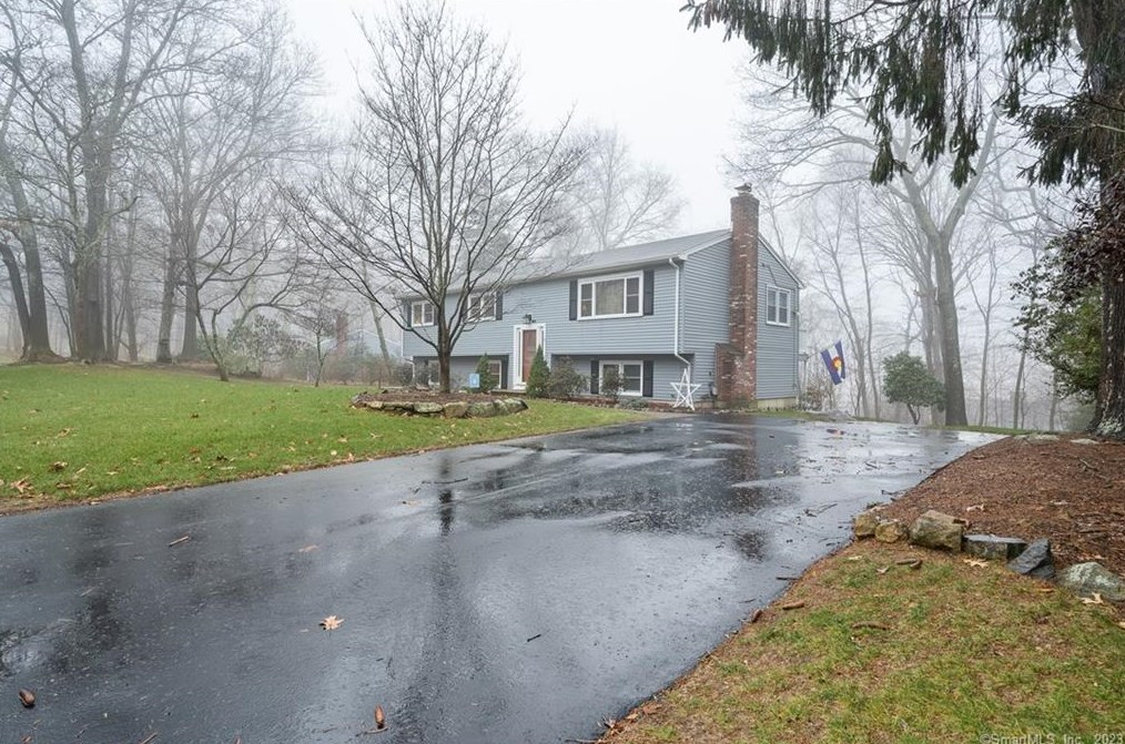 5 Alden Dr, Clinton CT  06413-1501 exterior