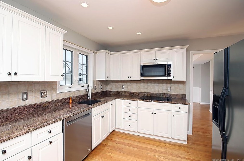 31 Meadow Brook Pl, Union City CT  06770-4789 exterior