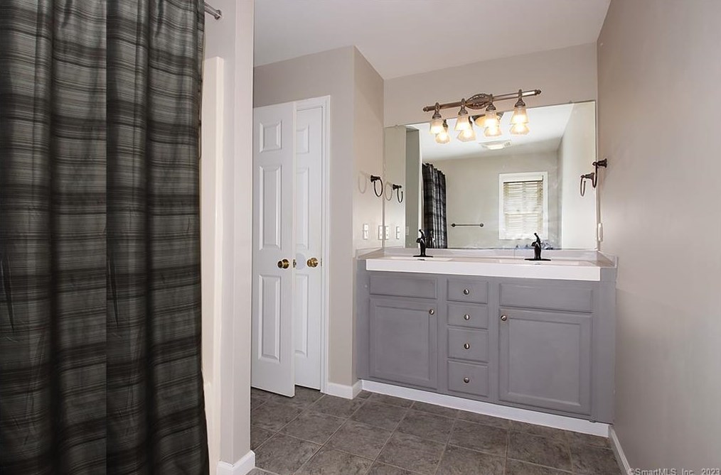 31 Meadow Brook Pl, Union City CT  06770-4789 exterior