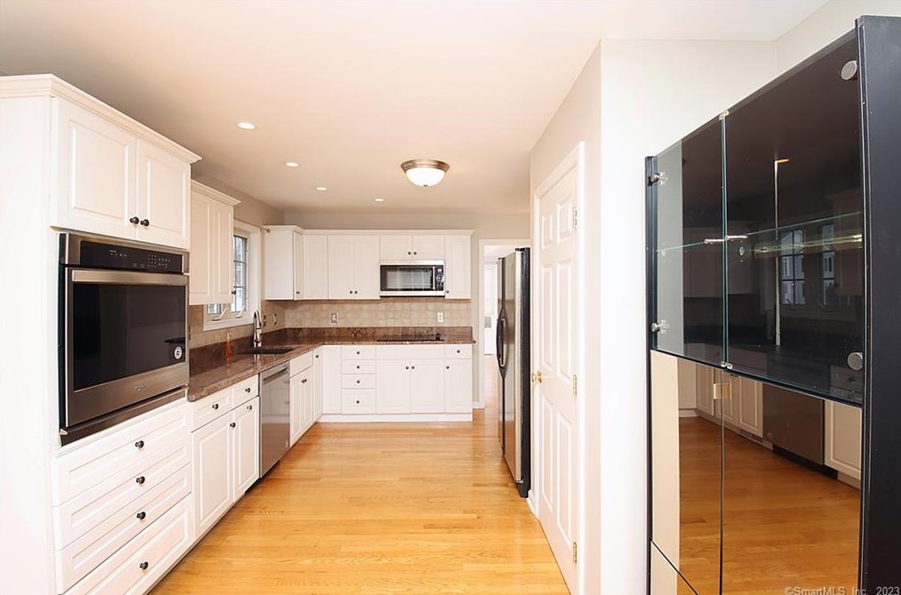 31 Meadow Brook Pl, Union City CT  06770-4789 exterior