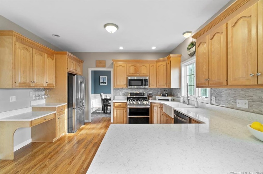 211 Devonshire Ln, Madison CT  06443-8131 exterior