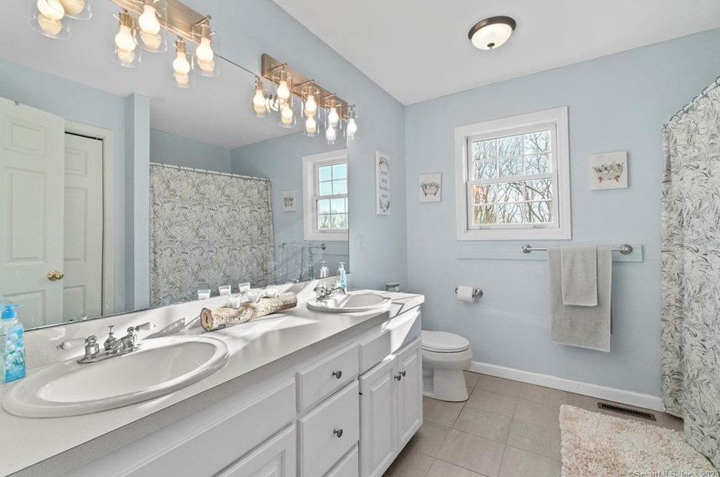 211 Devonshire Ln, Madison CT  06443-8131 exterior