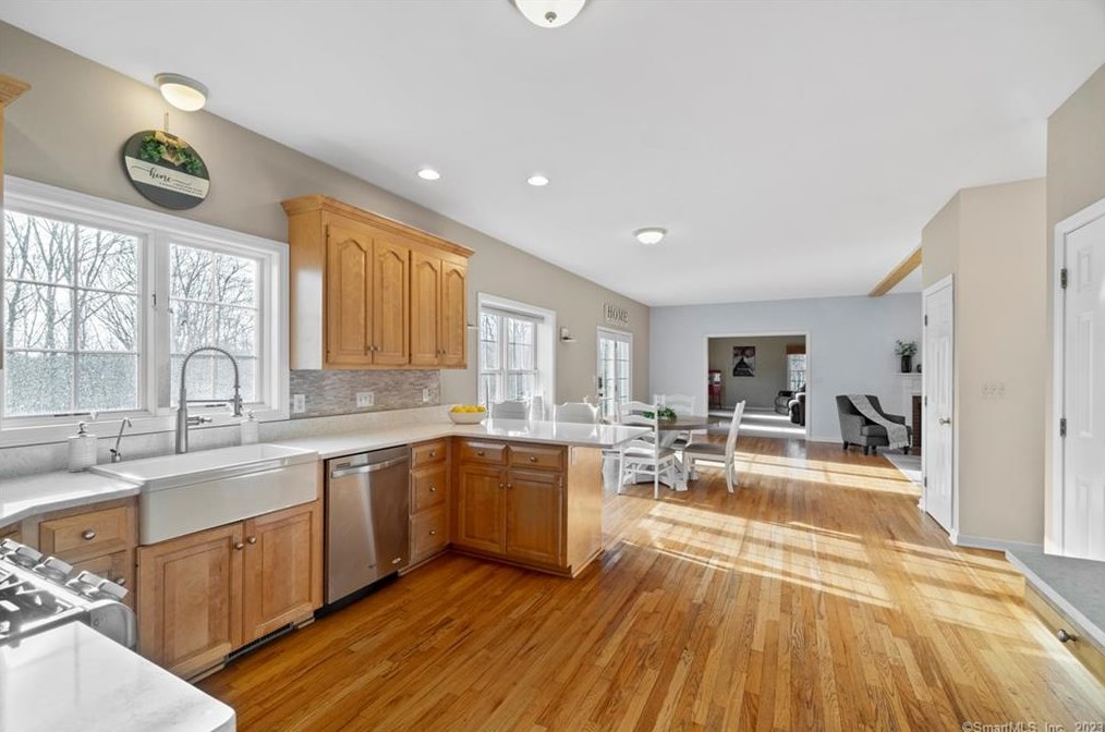 211 Devonshire Ln, Madison CT  06443-8131 exterior
