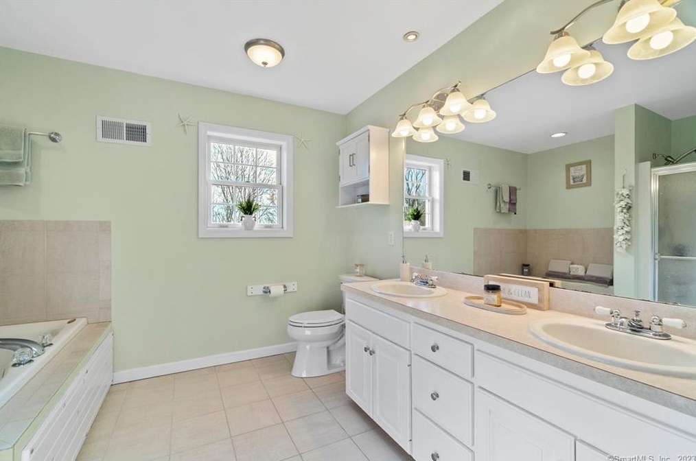 211 Devonshire Ln, Madison CT  06443-8131 exterior