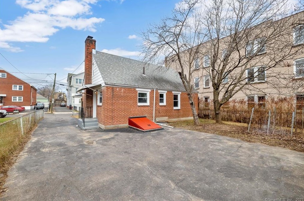 171 Roosevelt St, Hartford CT  06114-3049 exterior