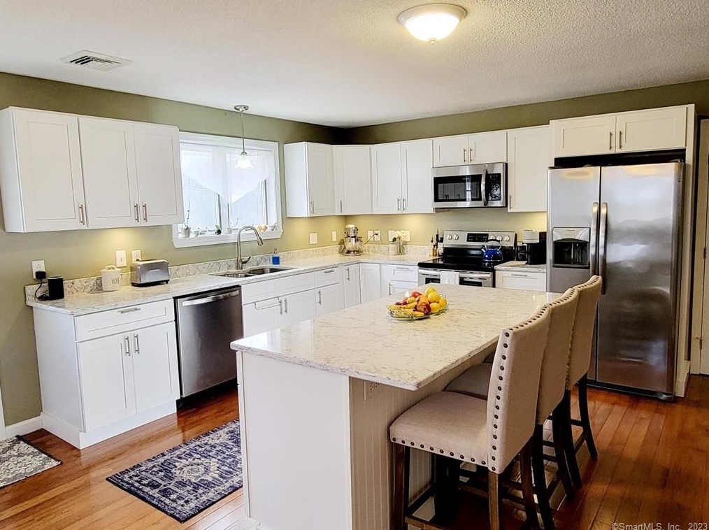 15 Asher Ave, Pawcatuck CT  06379-1709 exterior