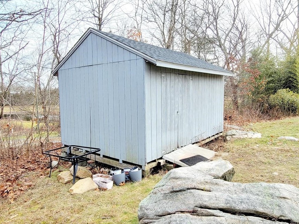 15 Asher Ave, Pawcatuck CT  06379-1709 exterior