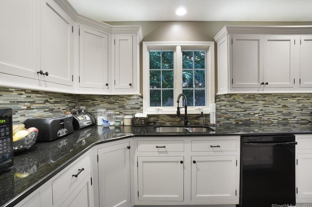 20 Narragansett Trl, Sandy Hook CT 06482-1147 exterior