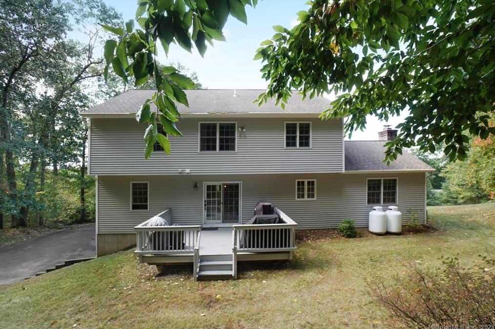 20 Narragansett Trl, Sandy Hook CT 06482-1147 exterior