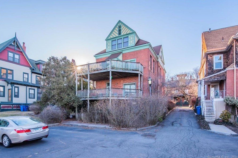 14 Charter Oak Pl, Hartford CT  06106-1961 exterior