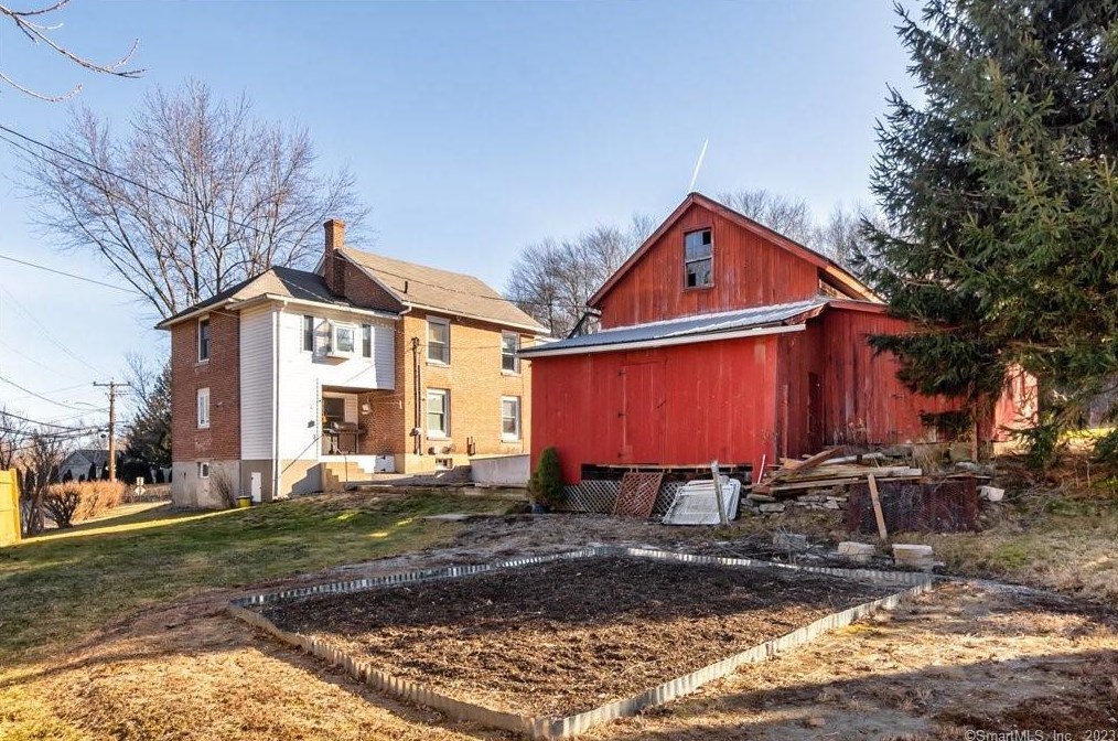 112 Pratt St, Winsted CT  06098-2053 exterior