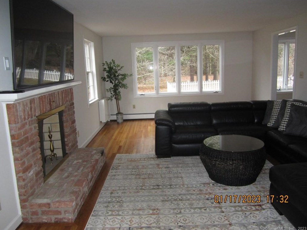 169 Old Farms Rd, Simsbury CT  06092-2122 exterior