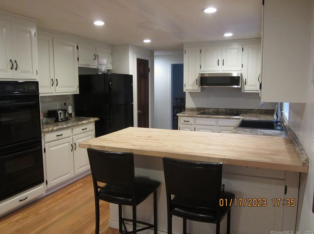 169 Old Farms Rd, Simsbury CT  06092-2122 exterior