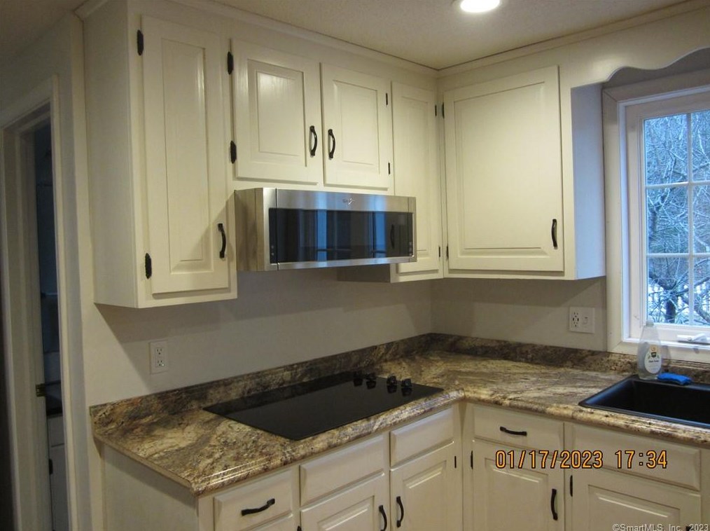 169 Old Farms Rd, Simsbury CT  06092-2122 exterior
