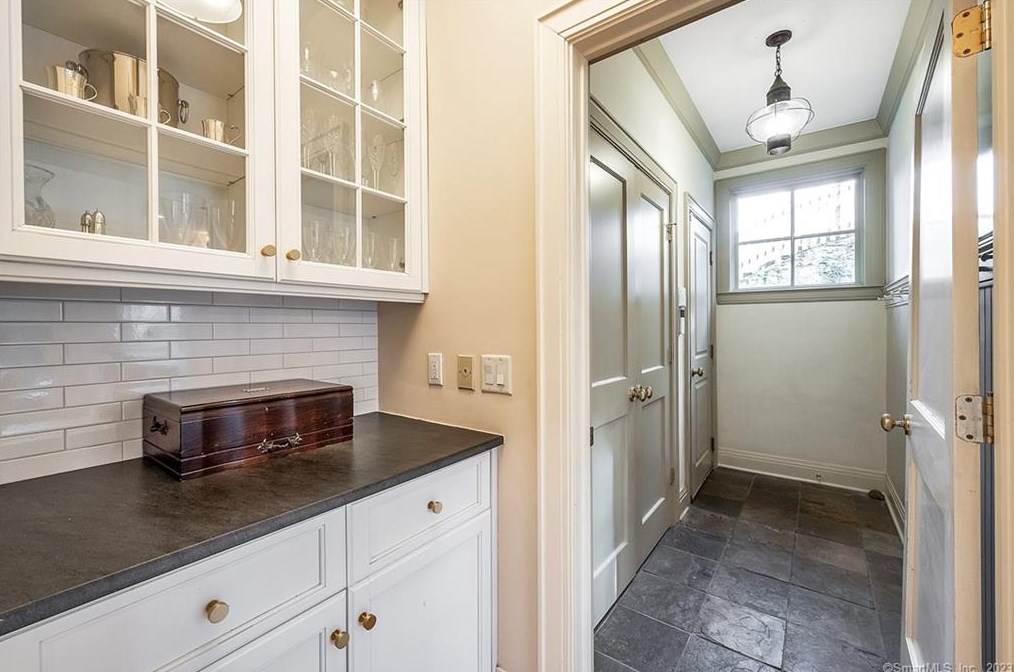 4 Green Acre Ln, Westport CT  06880-5027 exterior