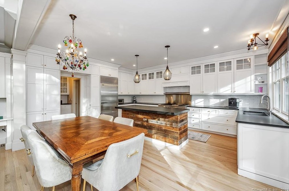 4 Green Acre Ln, Westport CT  06880-5027 exterior
