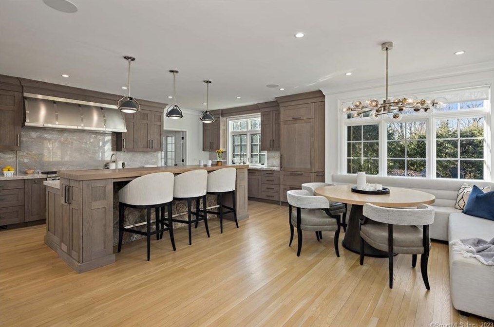 11 Charcoal Hill Rd, Westport CT  06880-1633 exterior