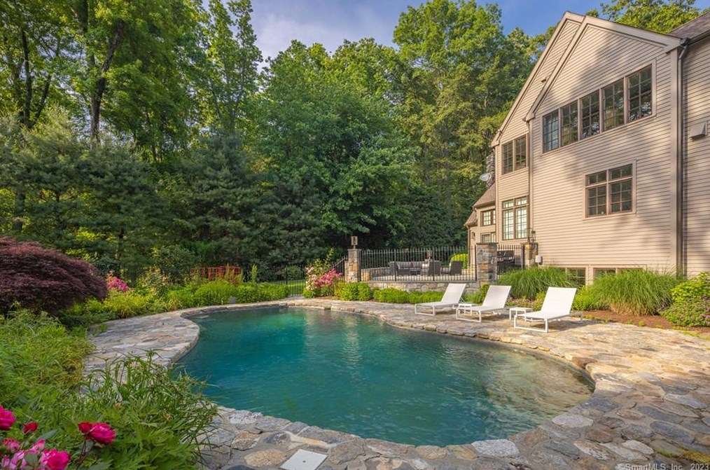 11 Charcoal Hill Rd, Westport CT  06880-1633 exterior