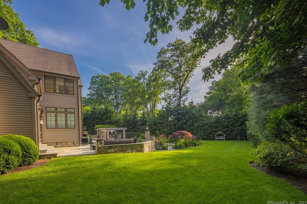 11 Charcoal Hill Rd, Westport CT  06880-1633 exterior