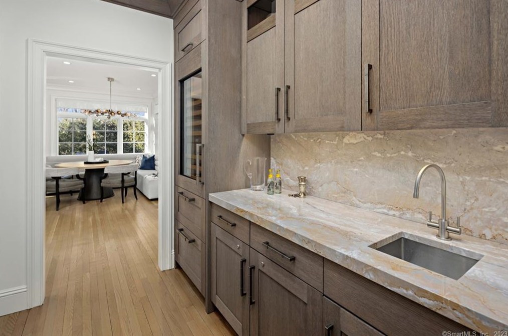 11 Charcoal Hill Rd, Westport CT  06880-1633 exterior