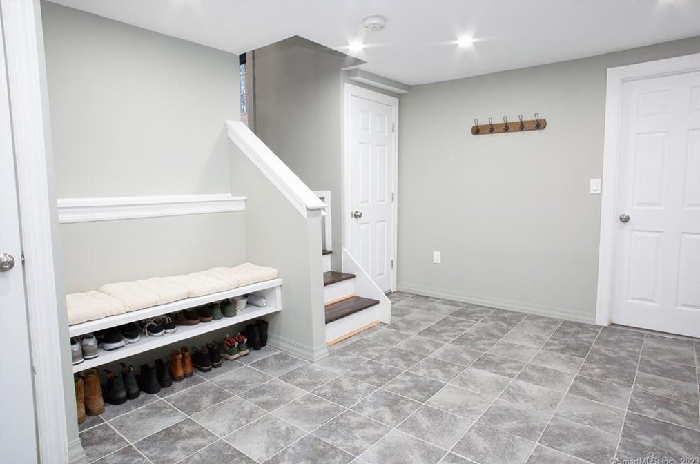 21 Williams Cir, Suffield CT  06078-1938 exterior