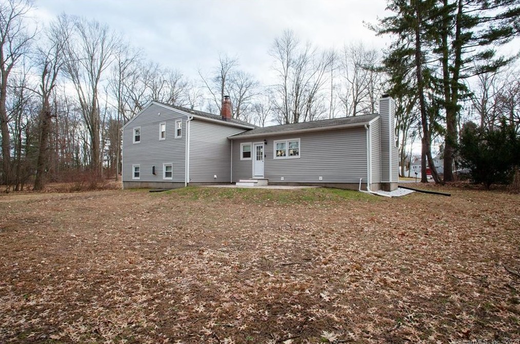 21 Williams Cir, Suffield CT  06078-1938 exterior