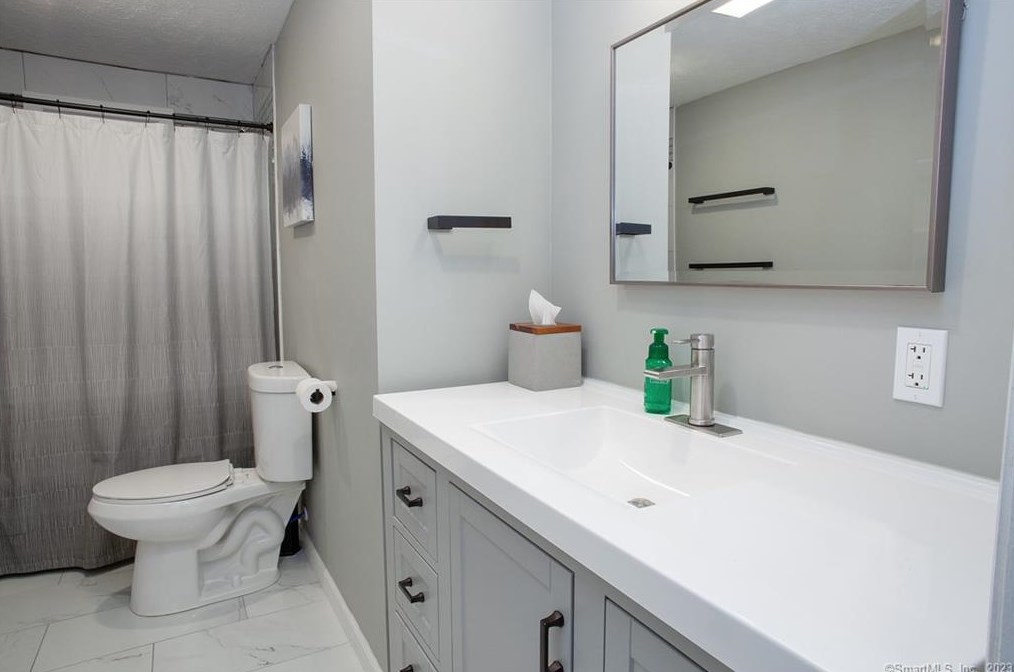 21 Williams Cir, Suffield CT  06078-1938 exterior