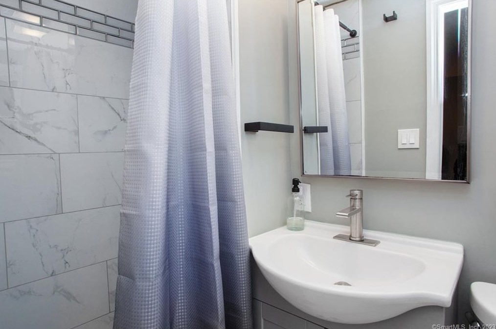 21 Williams Cir, Suffield CT  06078-1938 exterior