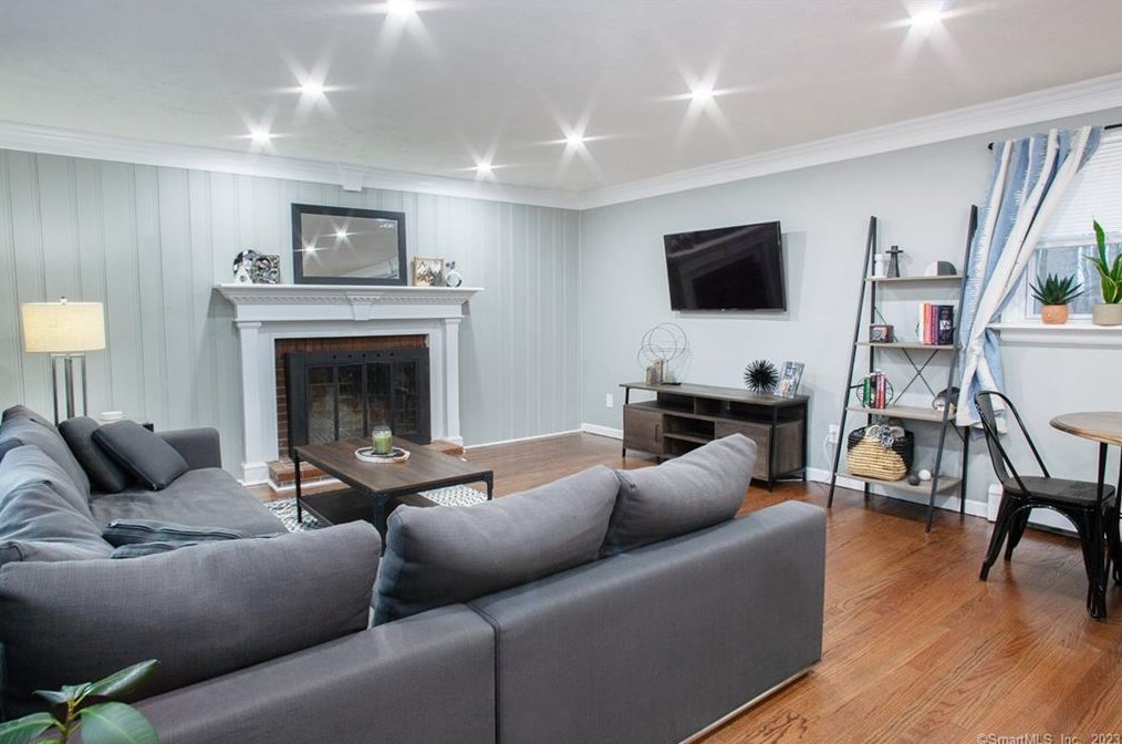 21 Williams Cir, Suffield CT  06078-1938 exterior
