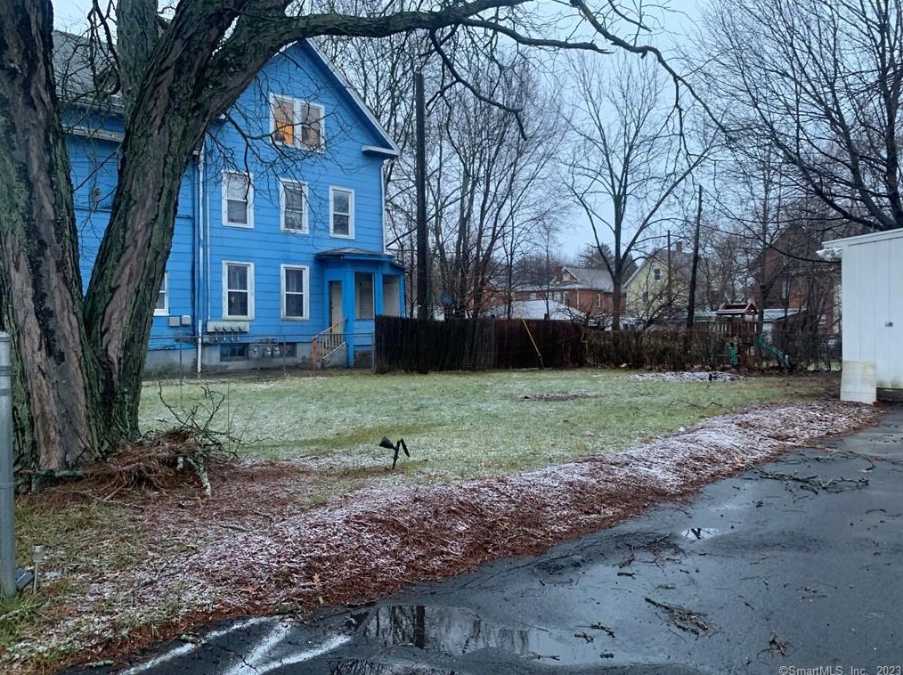6 Hickory St, Meriden CT  06451-3003 exterior