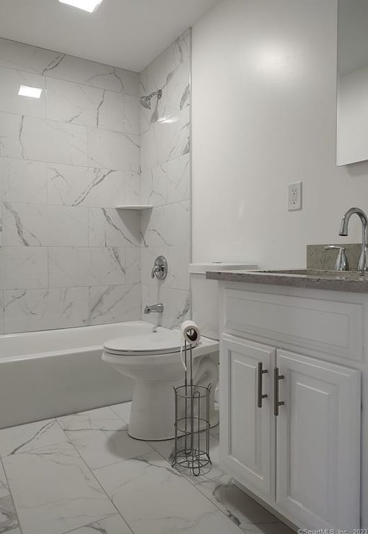215 Tremont St, Hartford CT  06111-4742 exterior
