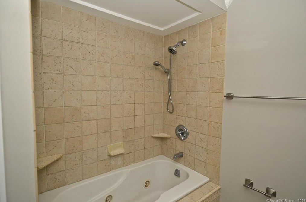 8 Cynthia Ct, Branford CT  06405-4740 exterior