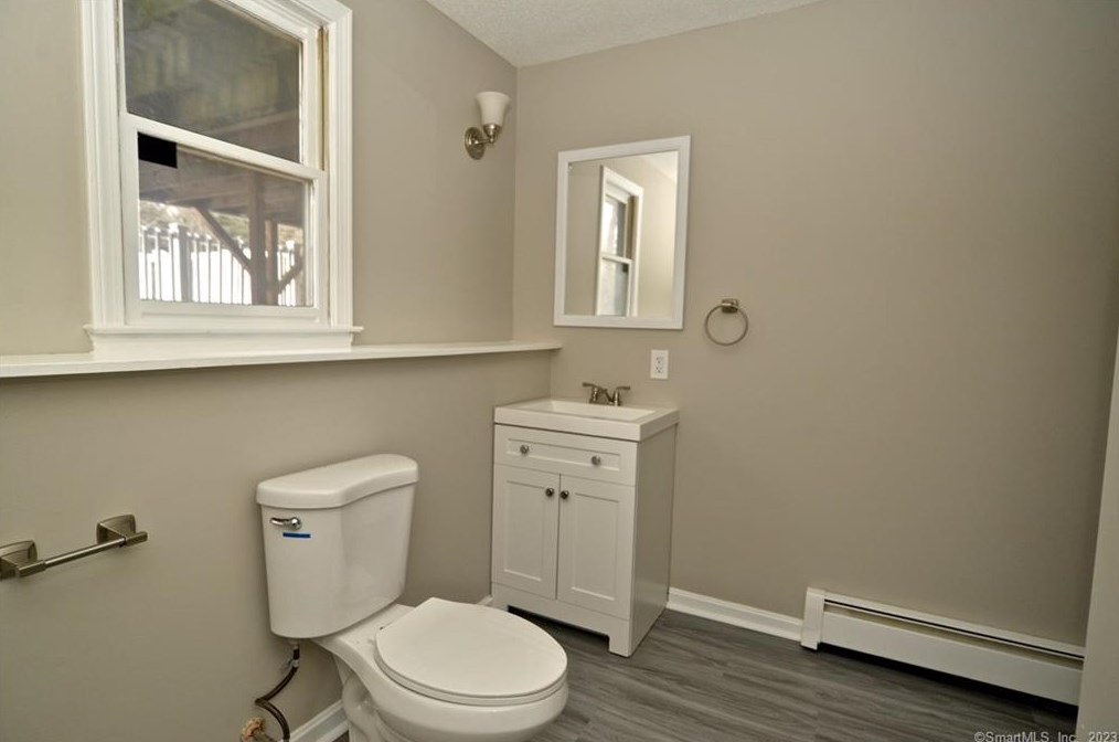 8 Cynthia Ct, Branford CT  06405-4740 exterior