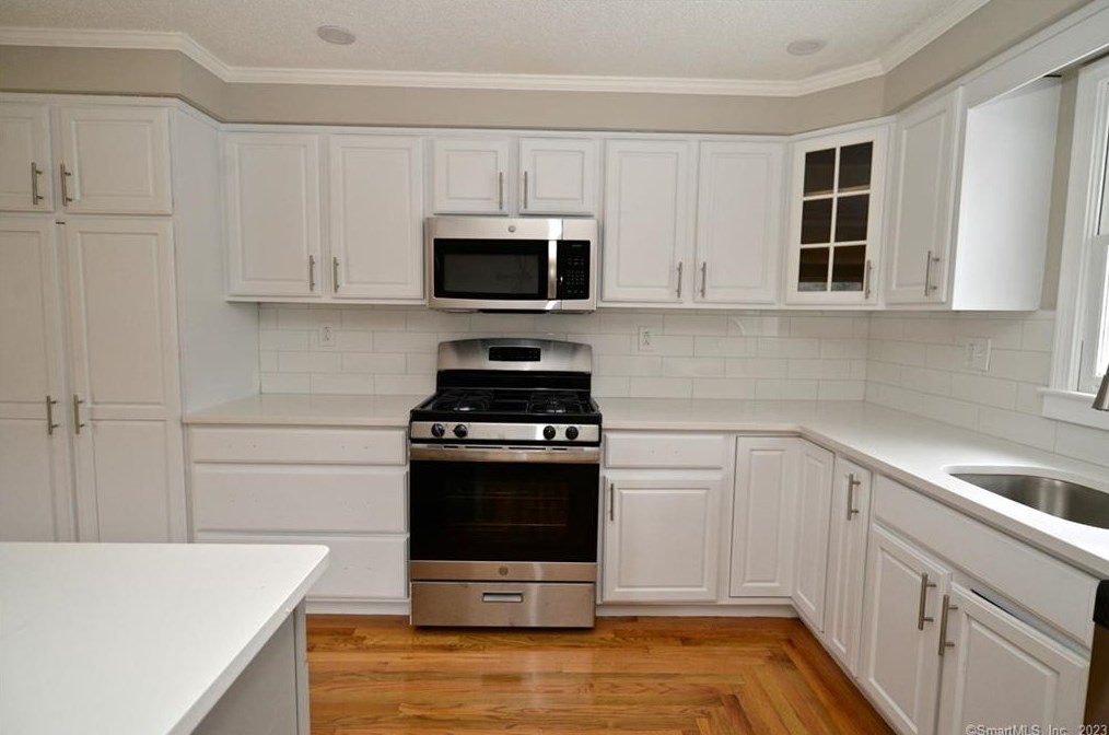 8 Cynthia Ct, Branford CT  06405-4740 exterior